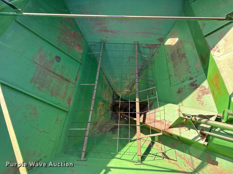 image for item EJ3190 Brent 770 grain cart