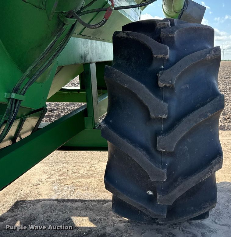 image for item EJ3190 Brent 770 grain cart