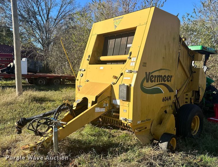 image for item EJ5093 2009 Vermeer 604M round baler