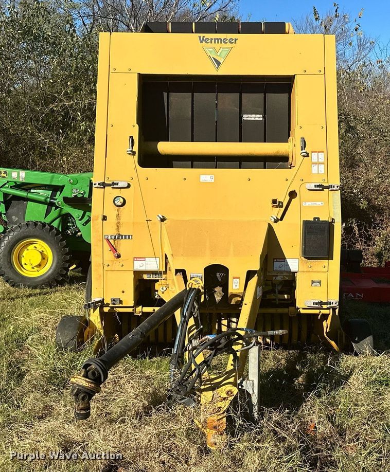 image for item EJ5093 2009 Vermeer 604M round baler