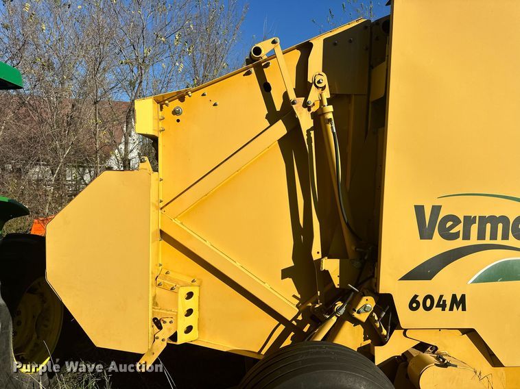 image for item EJ5093 2009 Vermeer 604M round baler