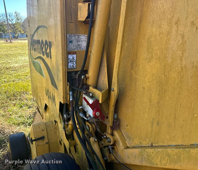 image for item EJ5093 2009 Vermeer 604M round baler