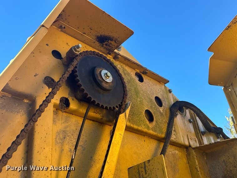 image for item EJ5093 2009 Vermeer 604M round baler