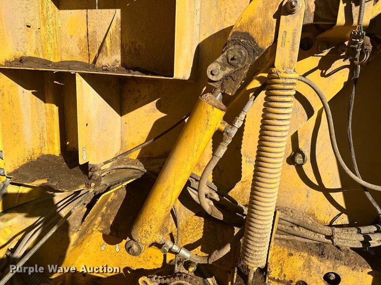 image for item EJ5093 2009 Vermeer 604M round baler