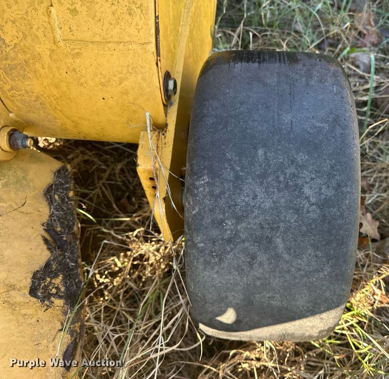 image for item EJ5093 2009 Vermeer 604M round baler