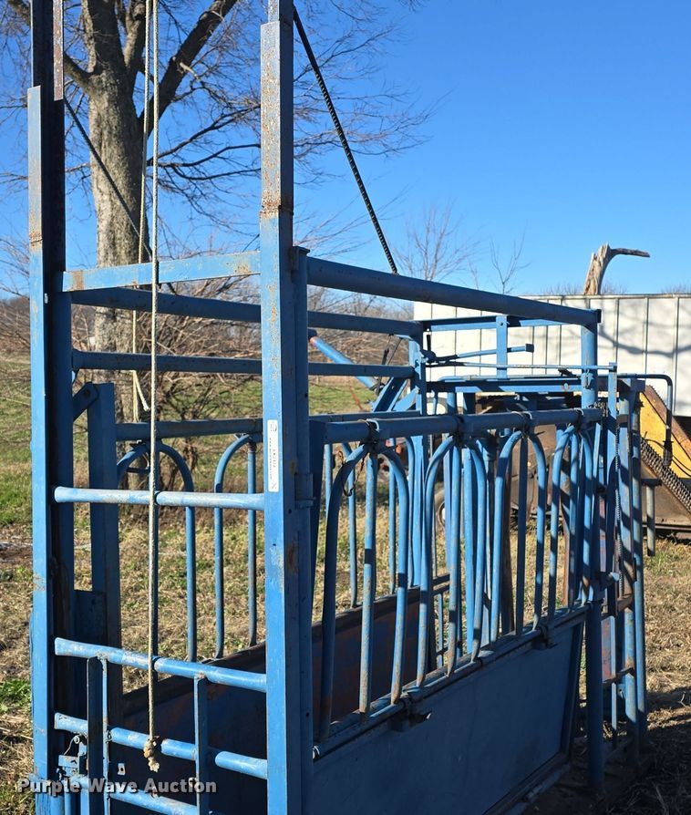 image for item EK2434 Livestock squeeze chute