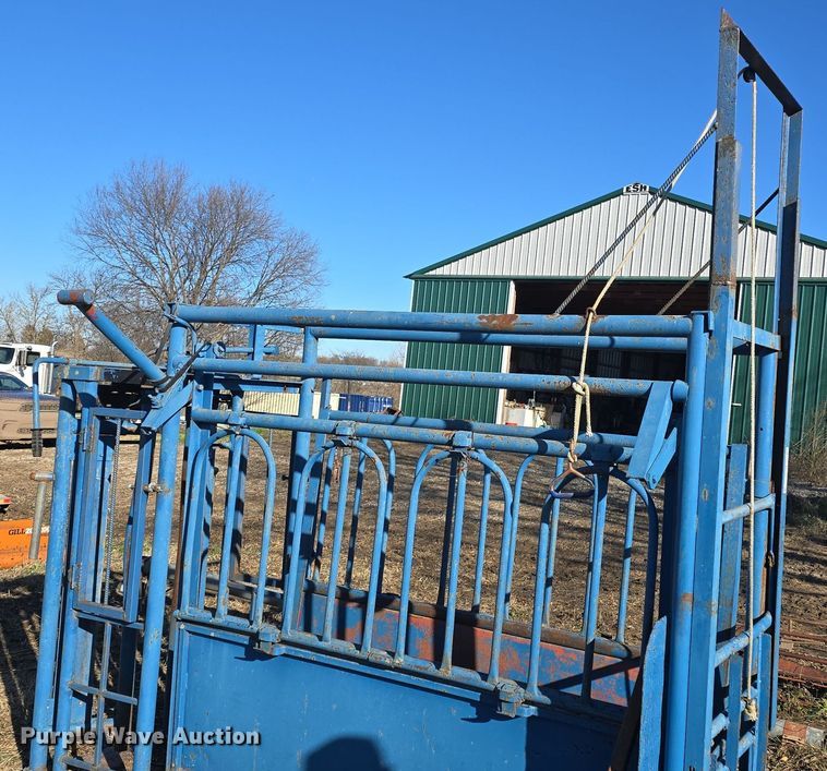 image for item EK2434 Livestock squeeze chute