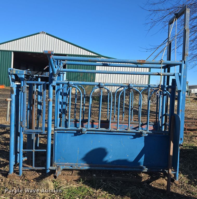 image for item EK2434 Livestock squeeze chute
