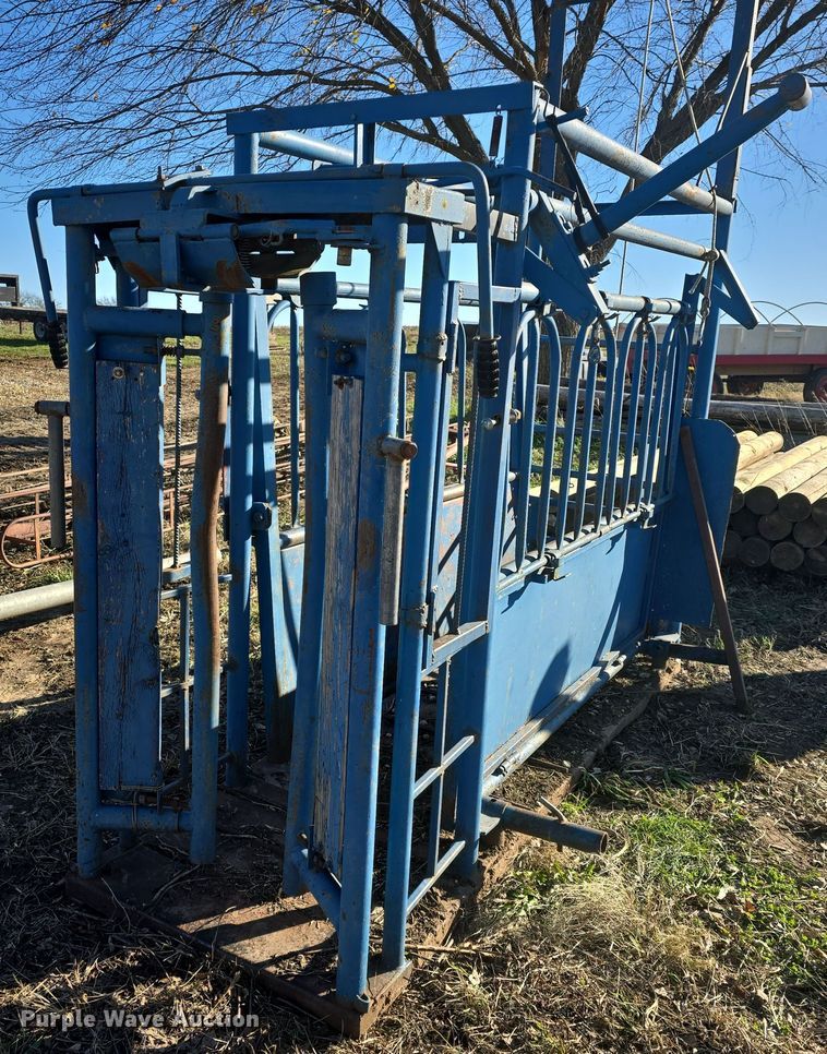 image for item EK2434 Livestock squeeze chute