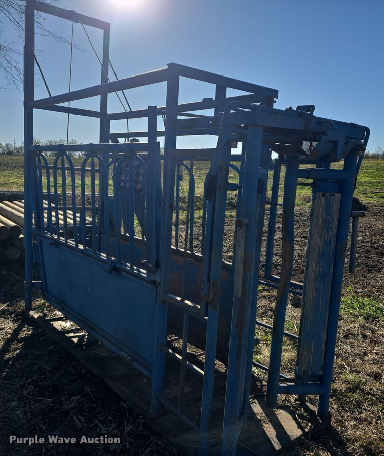 image for item EK2434 Livestock squeeze chute