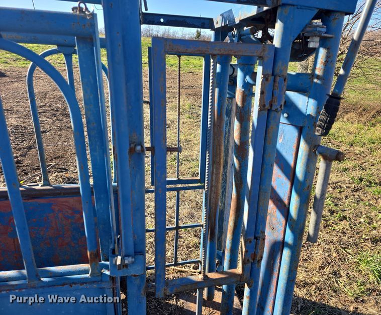 image for item EK2434 Livestock squeeze chute