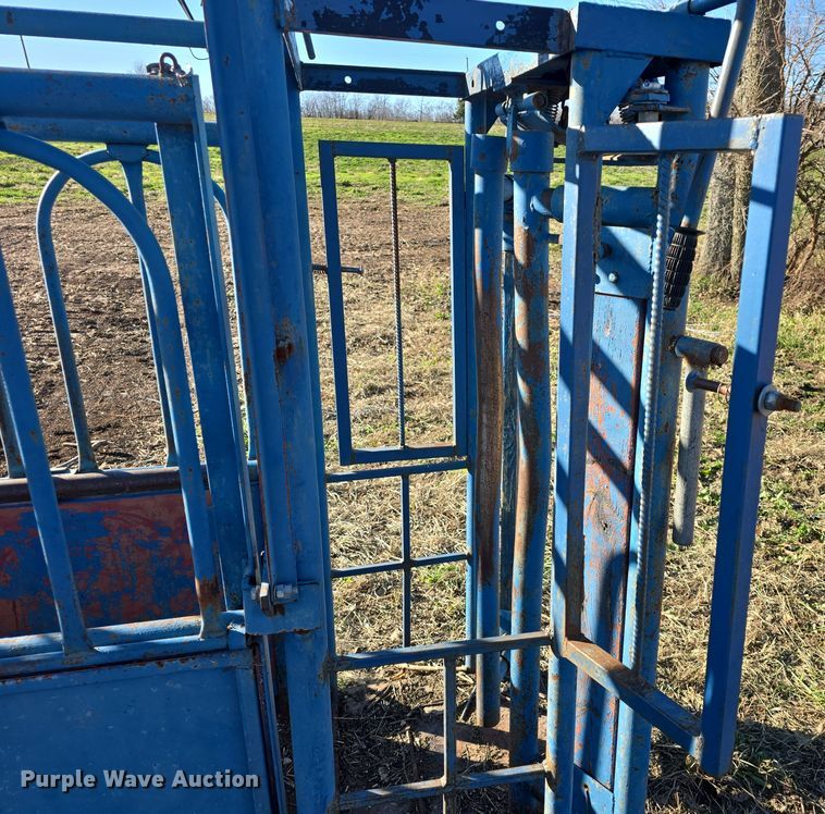 image for item EK2434 Livestock squeeze chute