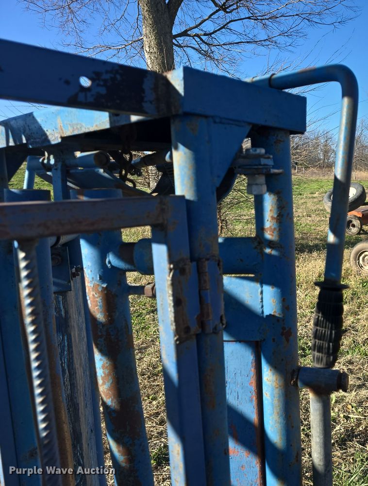 image for item EK2434 Livestock squeeze chute