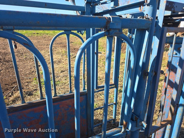 image for item EK2434 Livestock squeeze chute