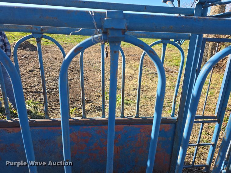 image for item EK2434 Livestock squeeze chute