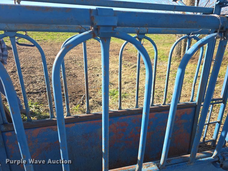image for item EK2434 Livestock squeeze chute
