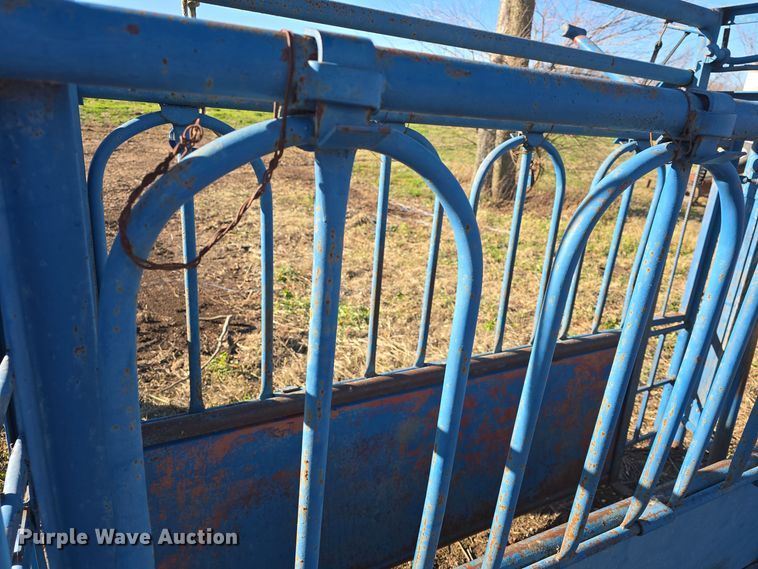 image for item EK2434 Livestock squeeze chute