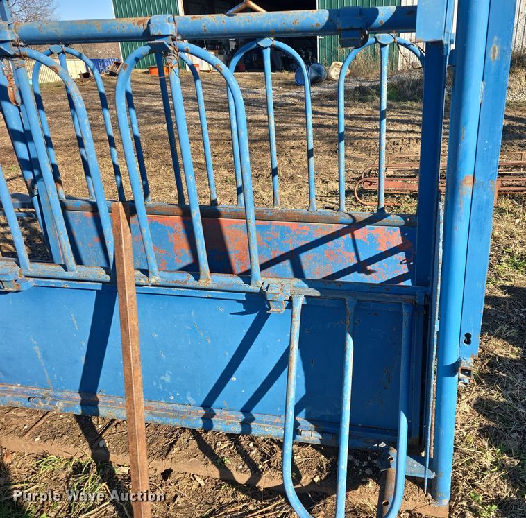 image for item EK2434 Livestock squeeze chute