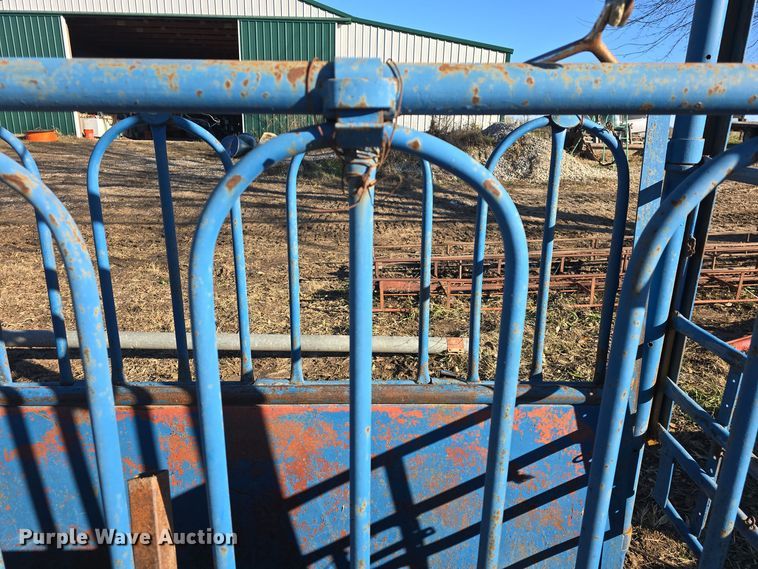 image for item EK2434 Livestock squeeze chute
