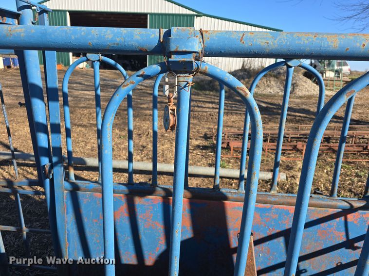 image for item EK2434 Livestock squeeze chute