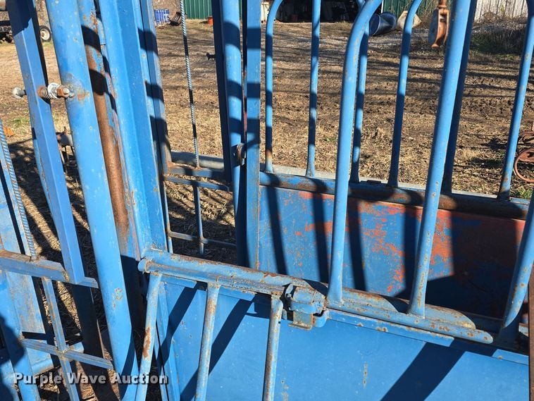 image for item EK2434 Livestock squeeze chute