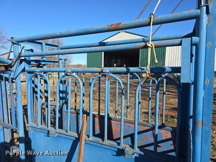 image for item EK2434 Livestock squeeze chute