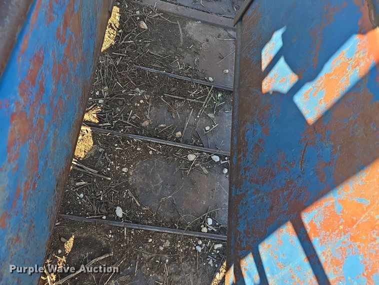 image for item EK2434 Livestock squeeze chute