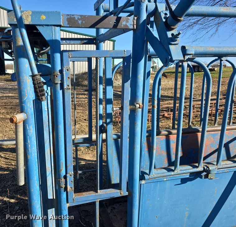 image for item EK2434 Livestock squeeze chute