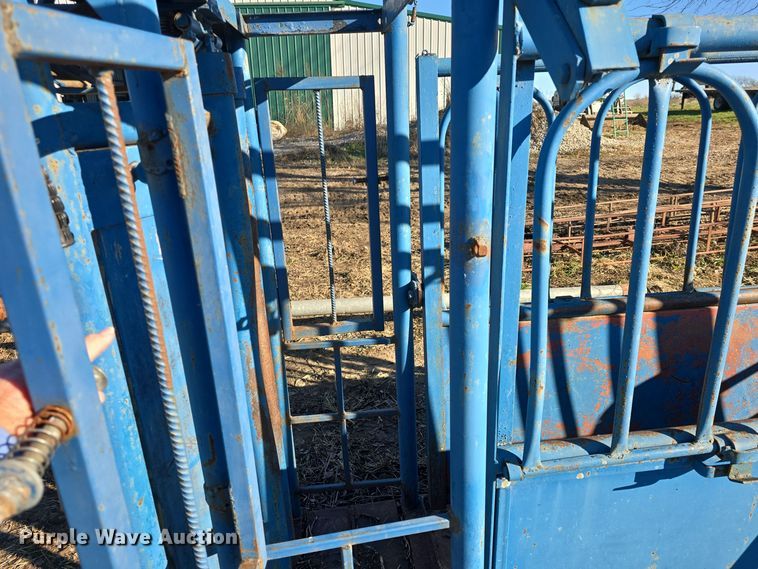 image for item EK2434 Livestock squeeze chute
