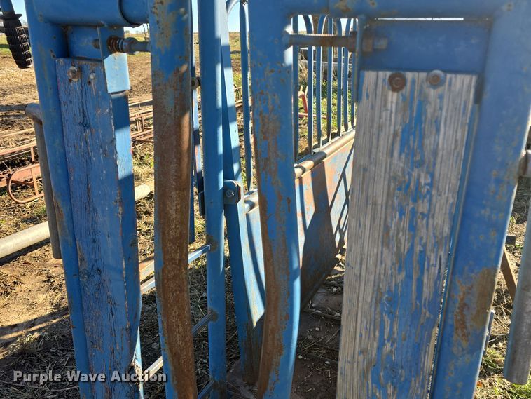 image for item EK2434 Livestock squeeze chute