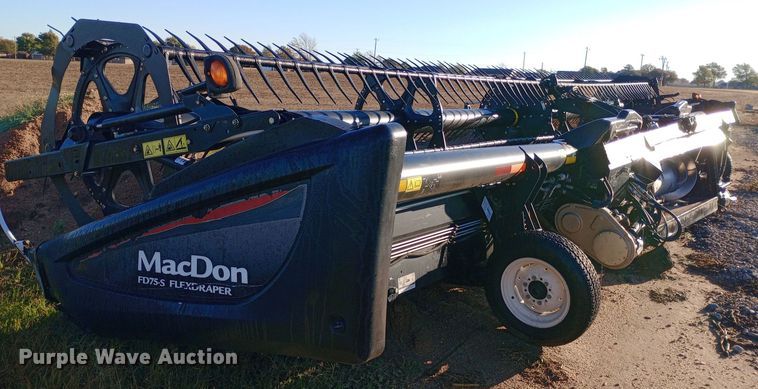 image for item EN8548 2013 MacDon FD75 flex draper head