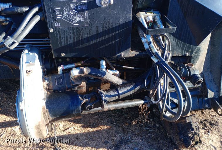 image for item EN8548 2013 MacDon FD75 flex draper head