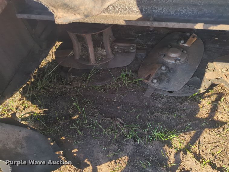 image for item EQ2487 2011 MacDon R85 swather / windrower