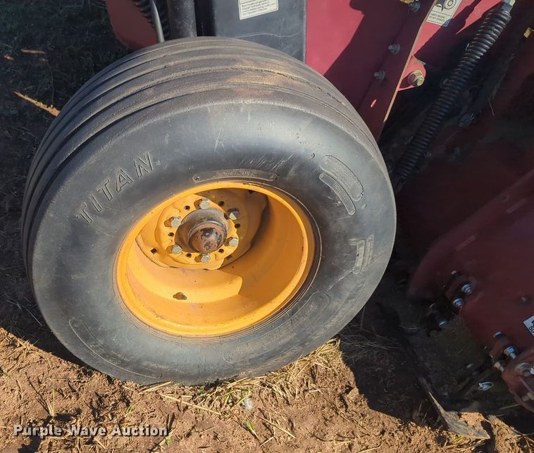 image for item EQ2487 2011 MacDon R85 swather / windrower