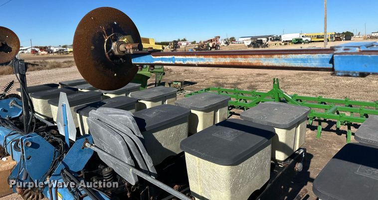 image for item ER8287 Kinze 2100 no-till planter
