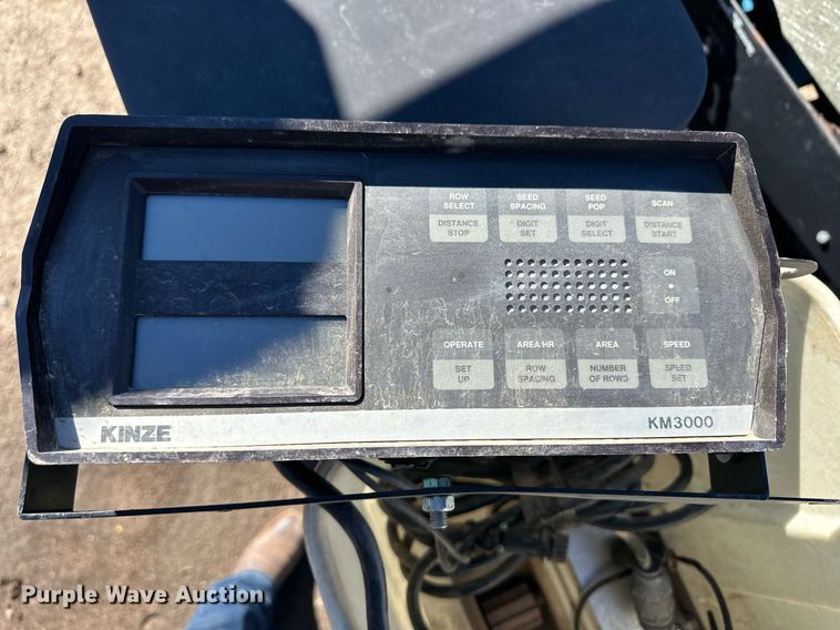 image for item ER8287 Kinze 2100 no-till planter