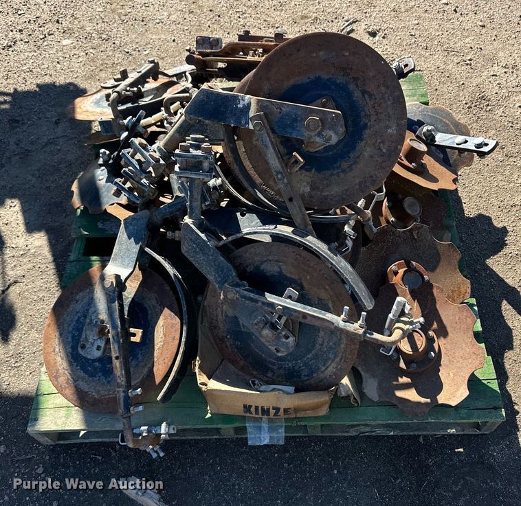 image for item ER8287 Kinze 2100 no-till planter