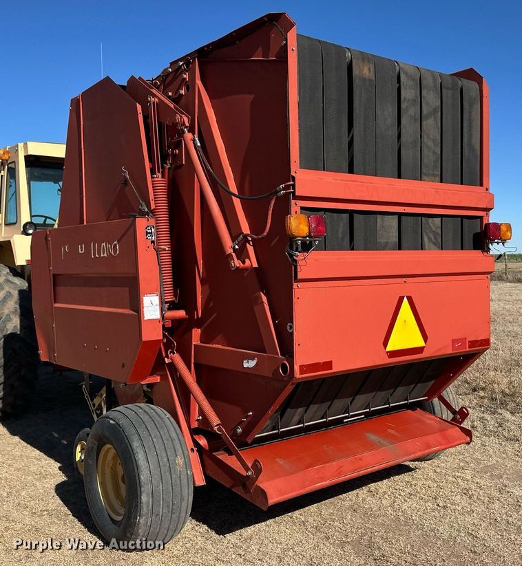 image for item ER8320 2002 New Holland 688 round baler