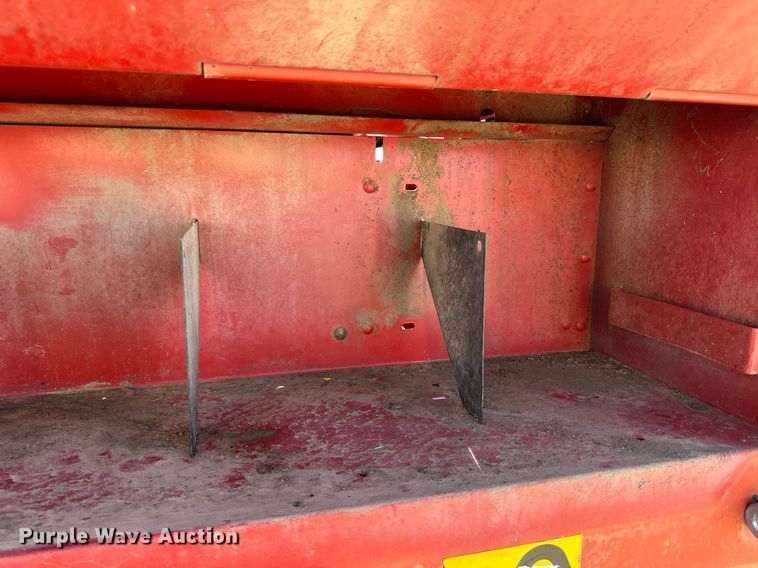 image for item ER8320 2002 New Holland 688 round baler