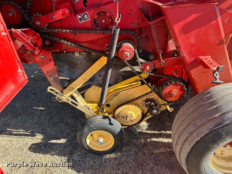 image for item ER8320 2002 New Holland 688 round baler