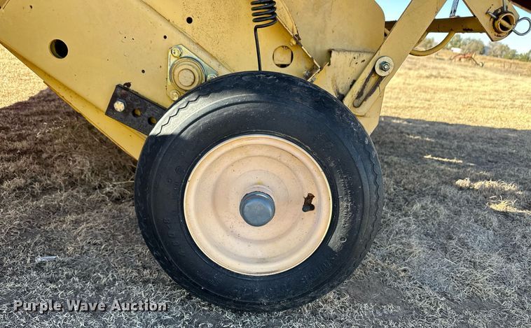 image for item ER8320 2002 New Holland 688 round baler