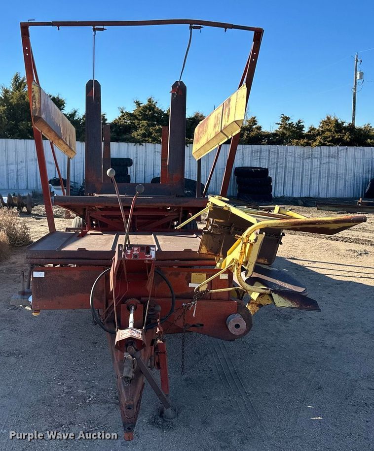 image for item ER8423 New Holland Stackliner 1000 bale stacker