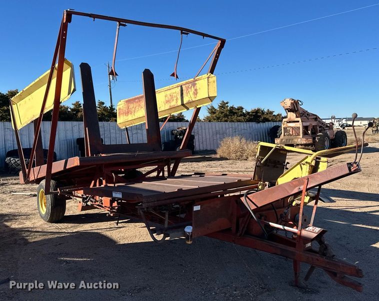 image for item ER8423 New Holland Stackliner 1000 bale stacker