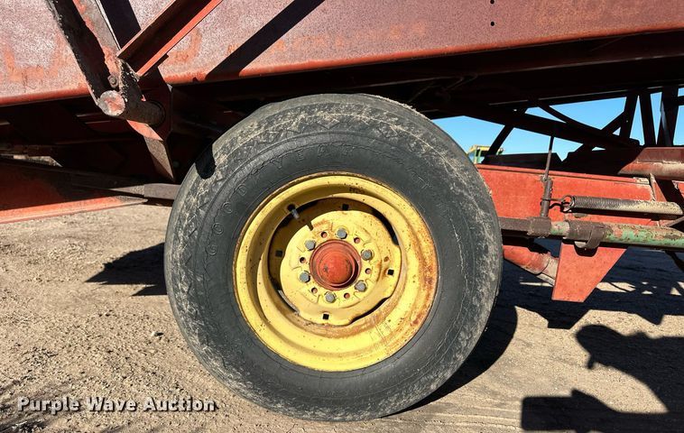 image for item ER8423 New Holland Stackliner 1000 bale stacker