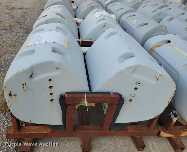 image for item JO9363 (8) AGCO Challenger 810 kg front weights