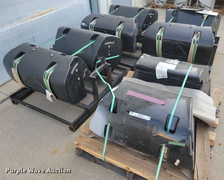 image for item JO9365 (9) AGCO Challenger 810 kg front weights