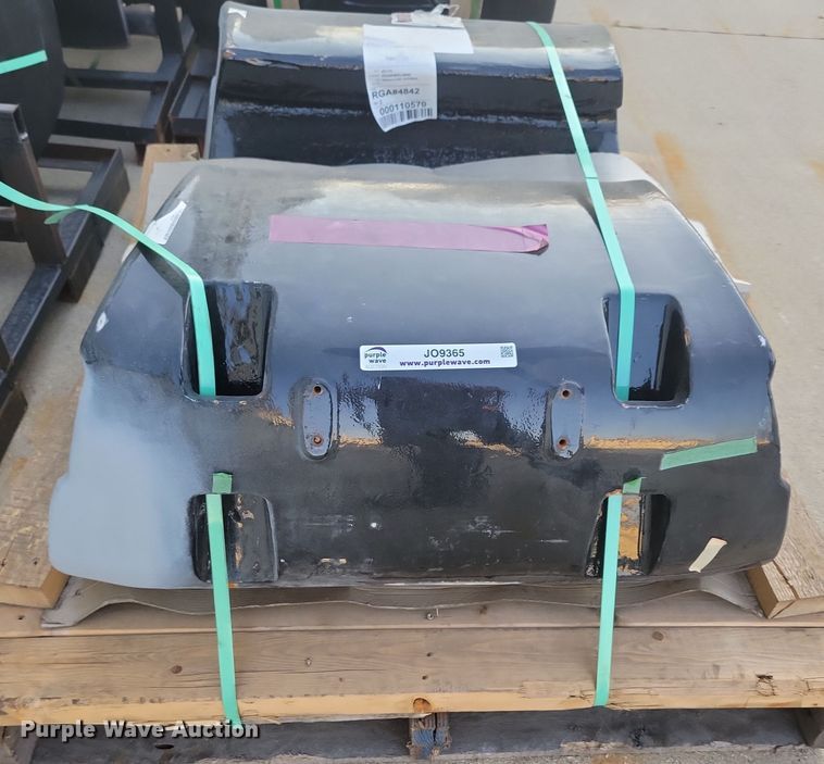 image for item JO9365 (9) AGCO Challenger 810 kg front weights