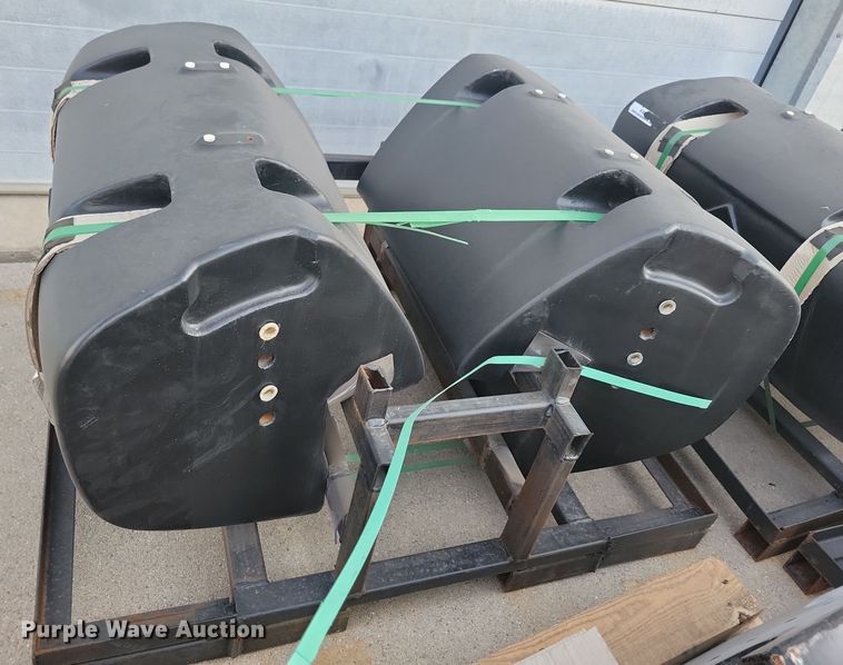 image for item JO9365 (9) AGCO Challenger 810 kg front weights