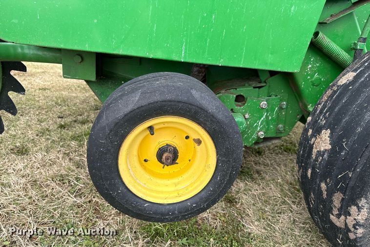 image for item MS9980 1993 John Deere  535 round baler
