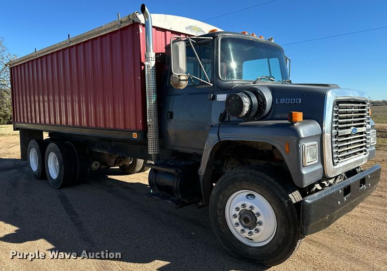 image for item MS9986 1995 Ford L8000 grain truck